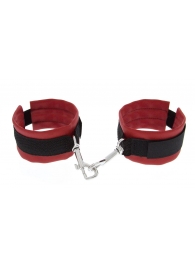 Красно-чёрные полиуретановые наручники Luxurious Handcuffs - Blush Novelties - купить с доставкой в Ижевске