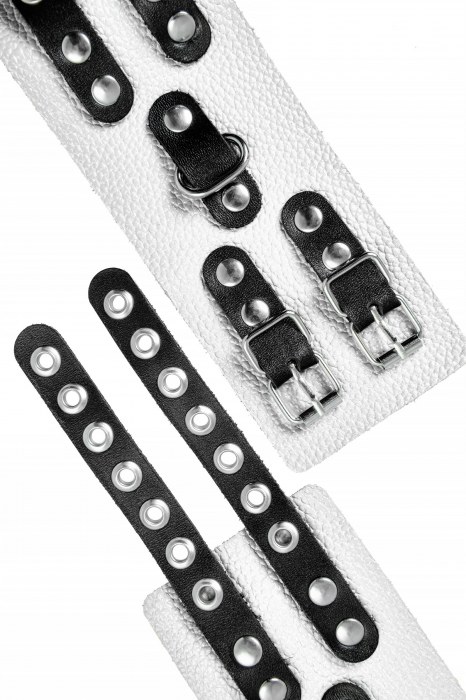 Бело-черные наручники с двумя ремешками и люверсами - Pecado - купить с доставкой в Ижевске